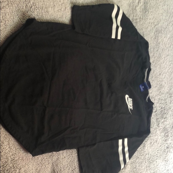 A black nike t-shirt - Picture 2 of 2